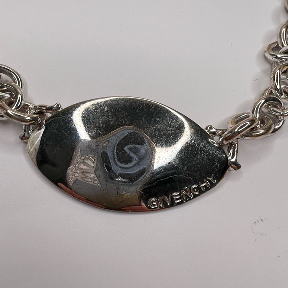 Sold | Givenchy vintage Silver Abstract Logo Tag Choker Chain Necklace - Picture 3 of 10
